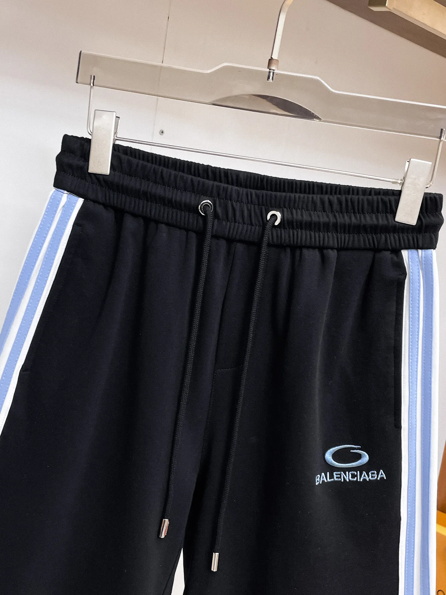 Balenciaga's three-standard complete 2026 summer New Arrival men's casual shorts, advanced custom-made Breathable fabric, Breathable fabric, extremely stretchy and comfortable, impeccable details, top-grade accessories, original logo design concept, delicate and soft feel! The upper body fit is awesome! Size: M-XXXL Please state your height and weight when ordering